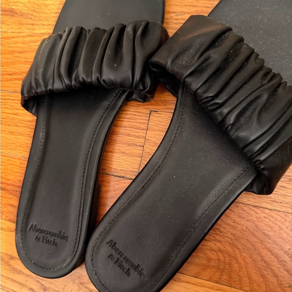 Abercrombie & Fitch Black Ruched Strap Slide Sandals - Picture 2 of 2